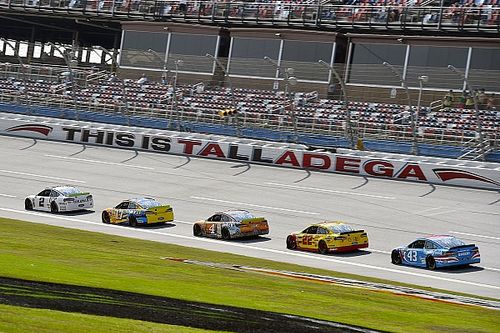 Keselowski gana la etapa 1 en Talladega