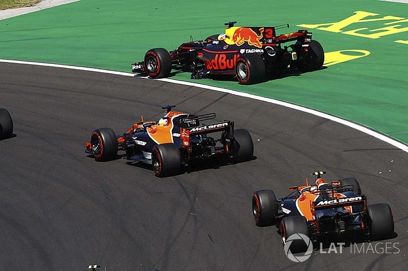 Daniel Ricciardo, Red Bull Racing, Lewis Hamilton, Mercedes AMG F1 W08, Carlos Sainz Jr., Scuderia T