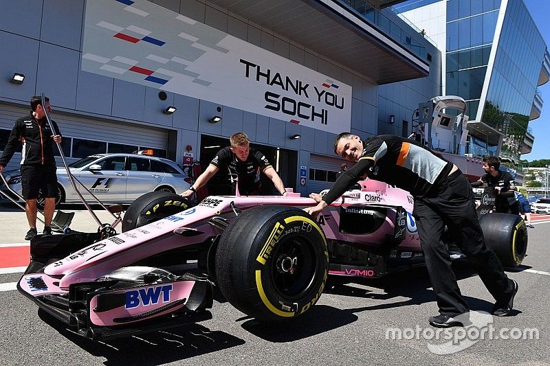 Sahara Force India F1 VJM10 en pit lane