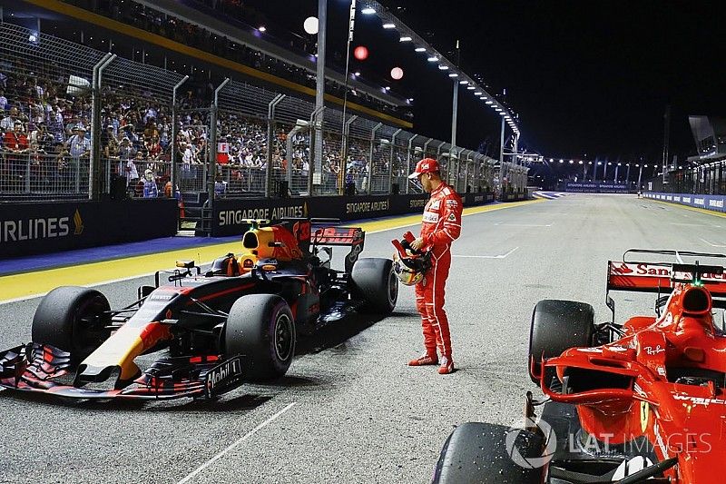 Il poleman Sebastian Vettel, Ferrari, osserva la Redbull