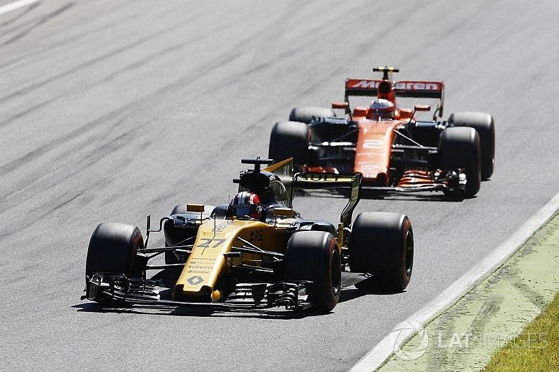 Nico Hulkenberg, Renault Sport F1 Team Team RS17, Stoffel Vandoorne, McLaren MCL32