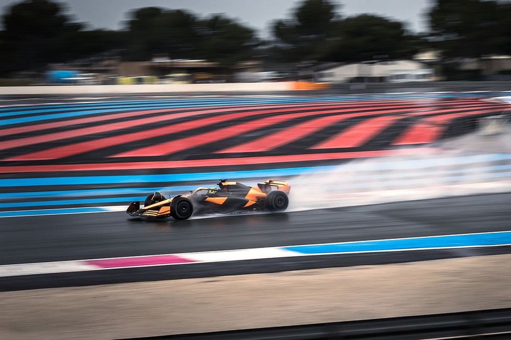 Lando Norris, McLaren, durante el test de Pirelli