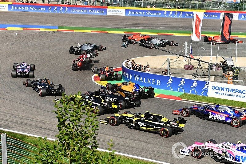 Kimi Raikkonen, Alfa Romeo Racing C38, es tocado por  Max Verstappen, Red Bull Racing RB15. Charles Leclerc, Ferrari SF90, Lewis Hamilton, Mercedes AMG F1 W10, Sebastian Vettel, Ferrari SF90 y Valtteri Bottas, Mercedes AMG W10