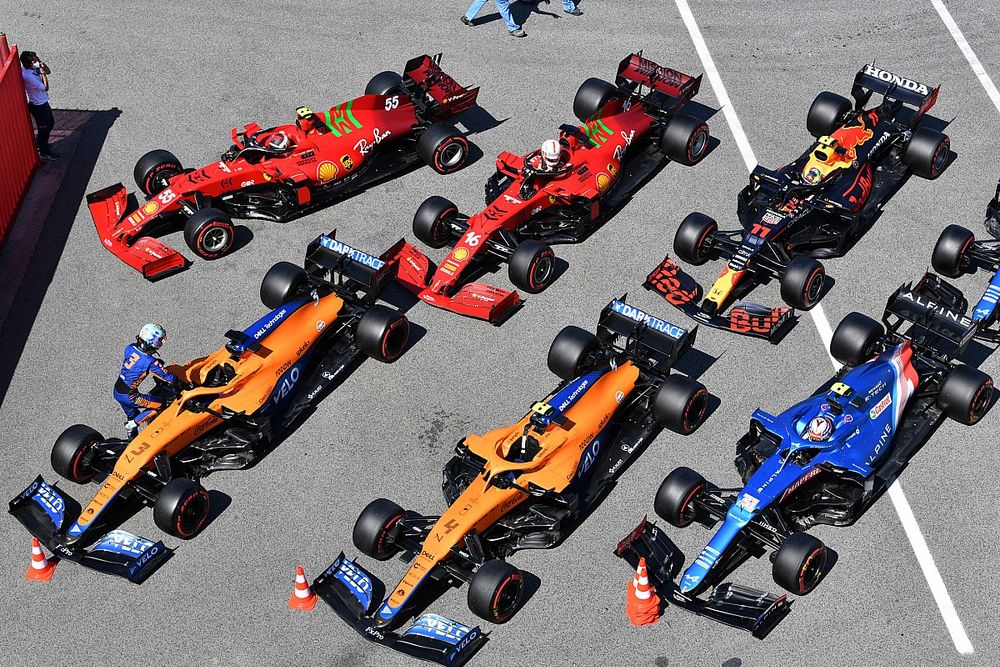 Los monoplaza alineados de Daniel Ricciardo, McLaren MCL35M, Lando Norris, McLaren MCL35M, Esteban Ocon, Alpine A521, Carlos Sainz Jr., Ferrari SF21, Charles Leclerc, Ferrari SF21, Sergio Pérez, Red Bull Racing RB16B, Fernando Alonso, Alpine A521, en Parc Ferme