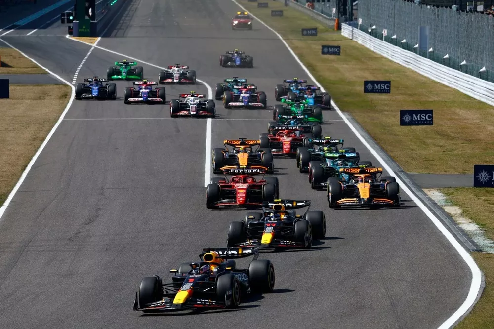 Max Verstappen, Red Bull Racing RB20, Sergio Perez, Red Bull Racing RB20, Lando Norris, McLaren MCL38, Carlos Sainz, Ferrari SF-24, Fernando Alonso, Aston Martin AMR24, the rest of the field at the start