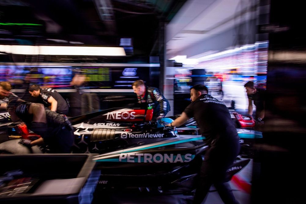 George Russell, Mercedes F1 W15, é devolvido à garagem