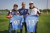 Los hermanos M&aacute;rquez se cuelan en el entrenamiento del Manchester City de Guardiola
