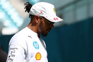 Hamilton no escucha a los críticos y se enfoca en trabajar con Ferrari