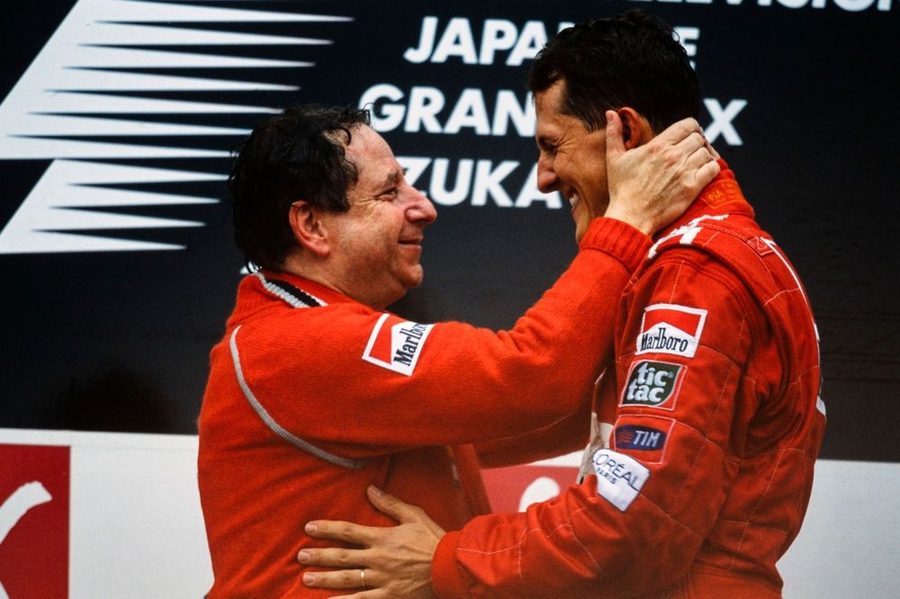 Jean Todt, director de la escudería Ferrari, y Michael Schumacher, 1ª posición, en el podio