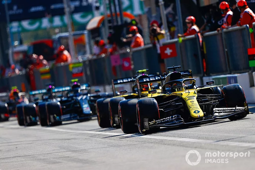 Daniel Ricciardo, Renault F1 Team R.S.20, Esteban Ocon, Renault F1 Team R.S.20, and Valtteri Bottas, Mercedes F1 W11