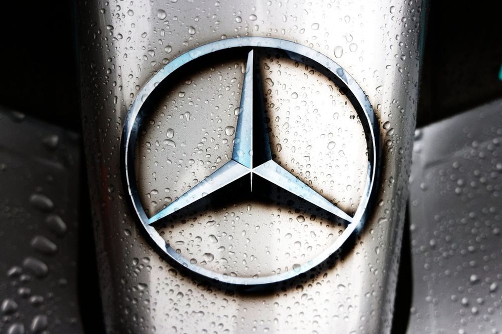 Des gouttes d'eau sur le logo Mercedes