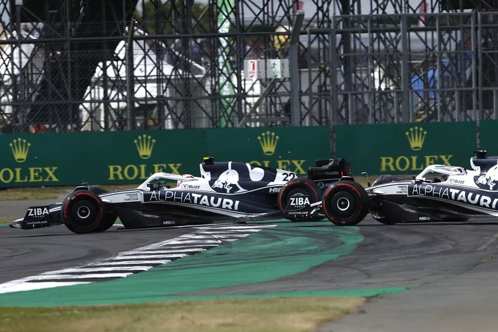 Yuki Tsunoda, AlphaTauri AT03, lucha con Pierre Gasly, AlphaTauri AT03