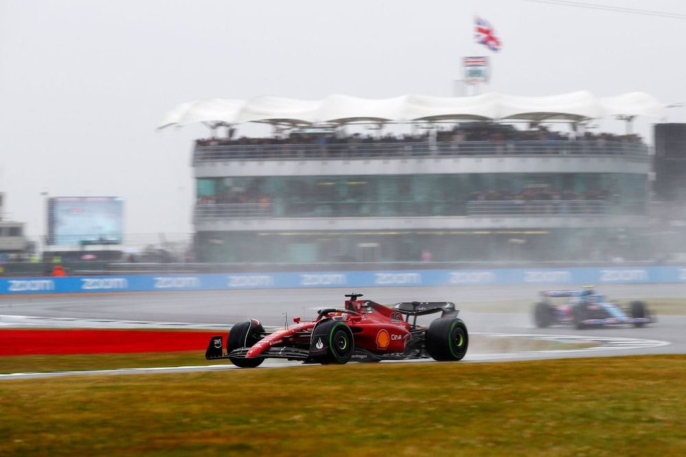 Charles Leclerc, Ferrari F1-75, Esteban Ocon, Alpine A522