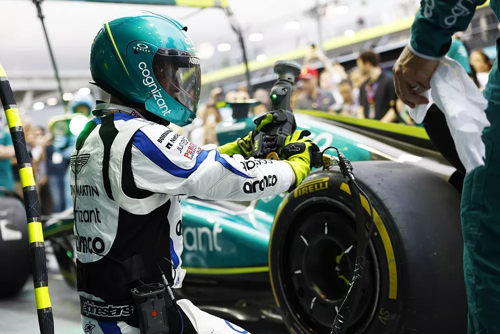 Entrainement aux arrêts aux stands d'Aston Martin