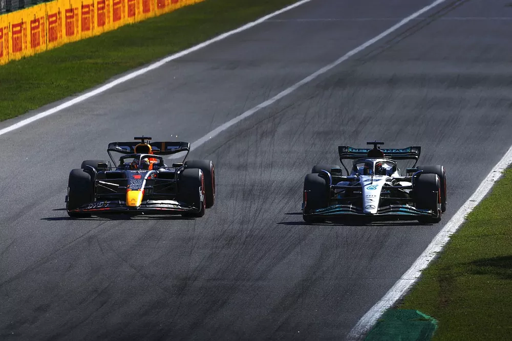 Max Verstappen, Red Bull Racing RB18, pasa a George Russell, Mercedes W13