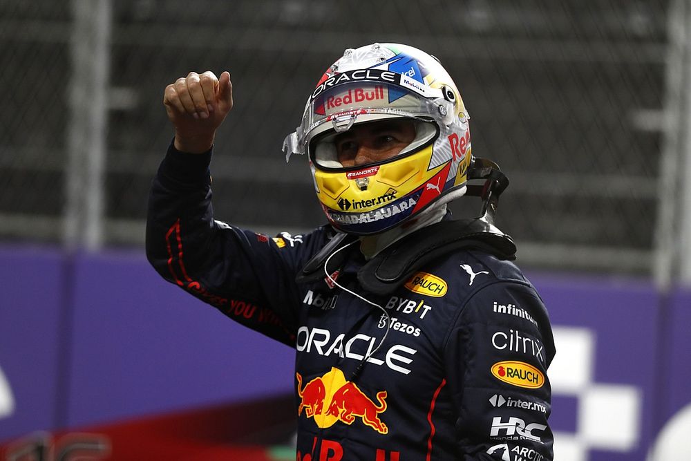 Ganador de la pole, Sergio Pérez, de Red Bull Racing, celebra tras la clasificación