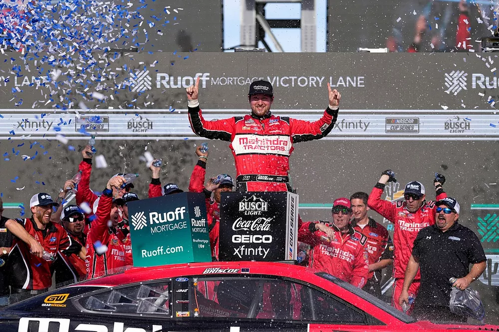 Race winner Chase Briscoe, Stewart Haas Racing, Mahindra Tractors Ford Mustang in victory lane