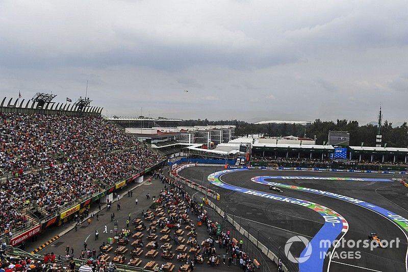 Carlos Sainz Jr., McLaren MCL34, Valtteri Bottas, Mercedes AMG W10