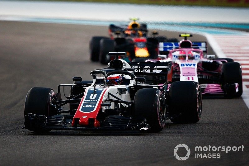 Romain Grosjean, Haas F1 Team VF-18 voor Esteban Ocon, Racing Point Force India VJM11 en Max Verstappen, Red Bull Racing RB14 