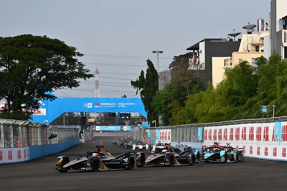 Jean-Eric Vergne, DS Techeetah, DS E-Tense FE21, Antonio Felix da Costa, DS Techeetah, DS E-Tense FE21, Mitch Evans, Jaguar Racing, Jaguar I-TYPE 5