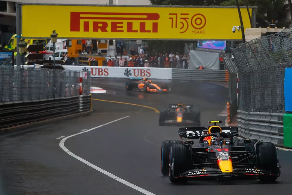 Sergio P&eacute;rez, Red Bull Racing RB18, Max Verstappen, Red Bull Racing RB18