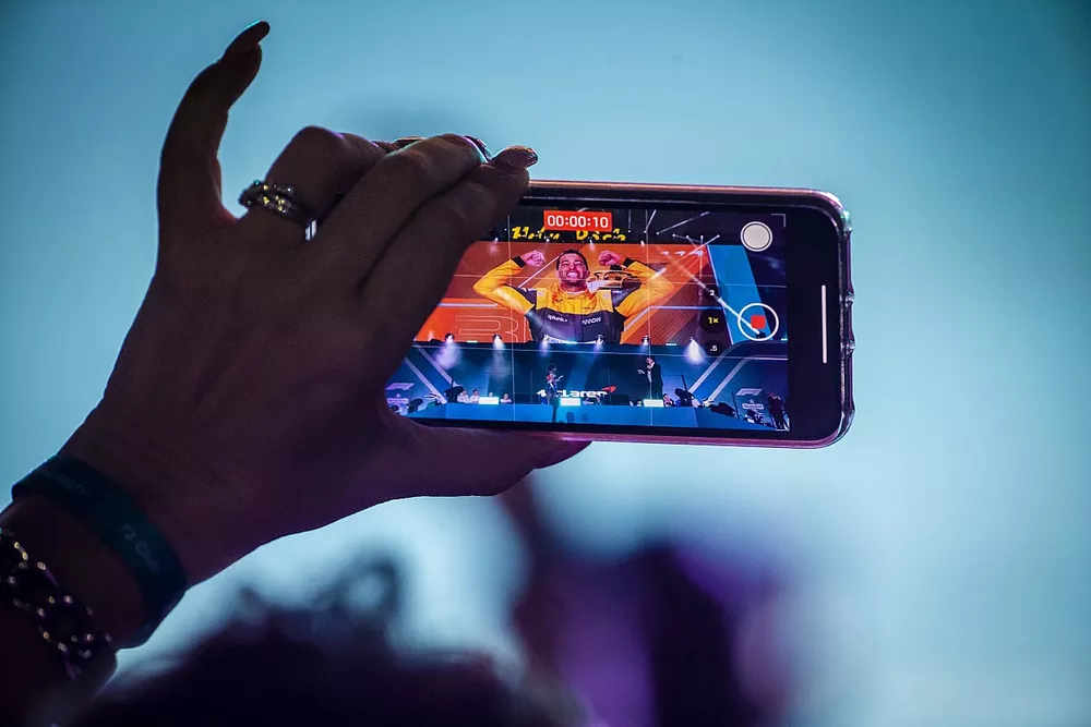 Un fan toma una foto con su tel&eacute;fono m&oacute;vil de Daniel Riciardo