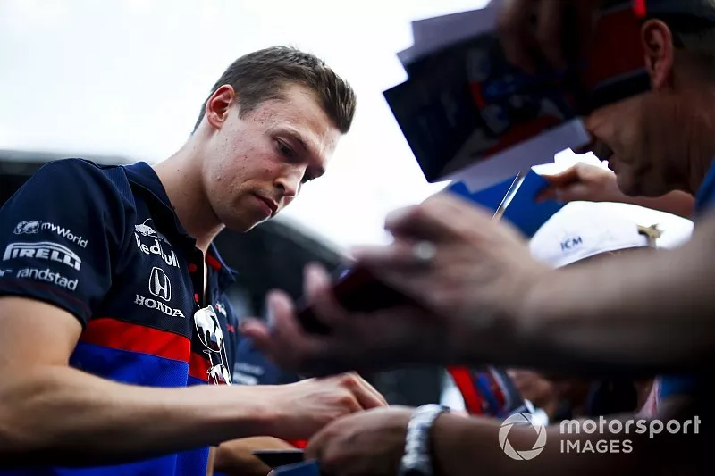 Daniil Kvyat, Toro Rosso firma un aut&oacute;grafo para un admirador 