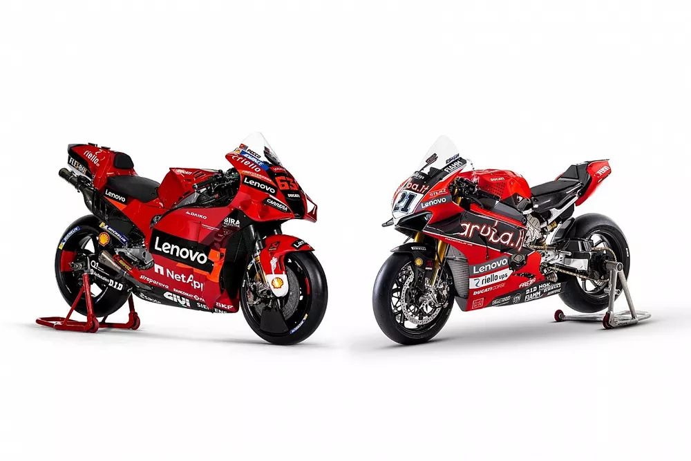 Ducati GP22 - Panigale V4 R comparison