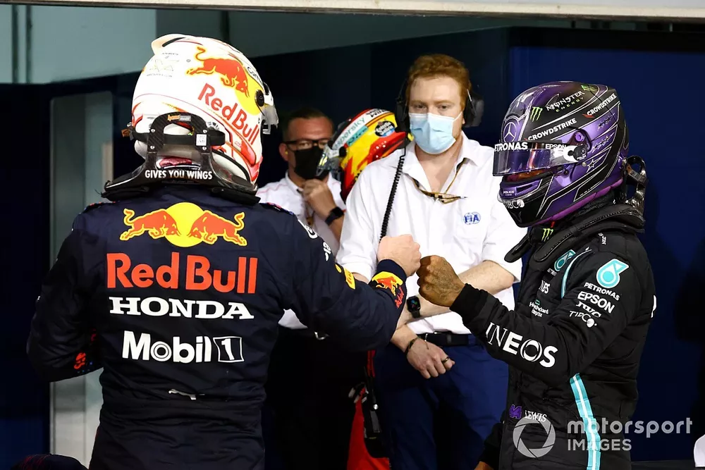 Le poleman Max Verstappen, Red Bull Racing, et Lewis Hamilton, Mercedes