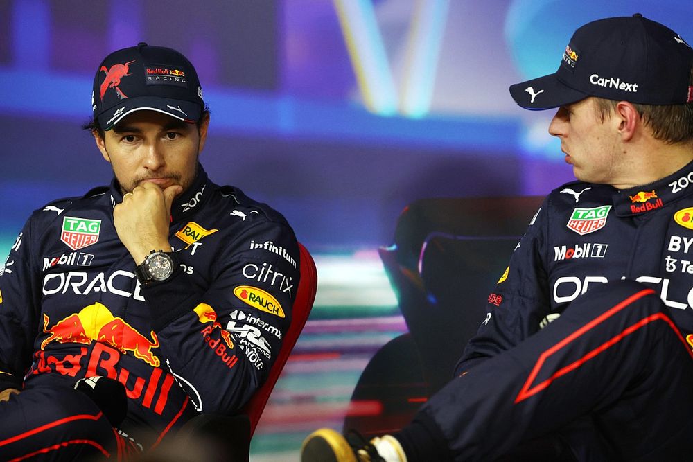 Sergio Pérez, Red Bull Racing, hombre de la pole Max Verstappen, Red Bull Racing, habla en la rueda de prensa posterior a la clasificación