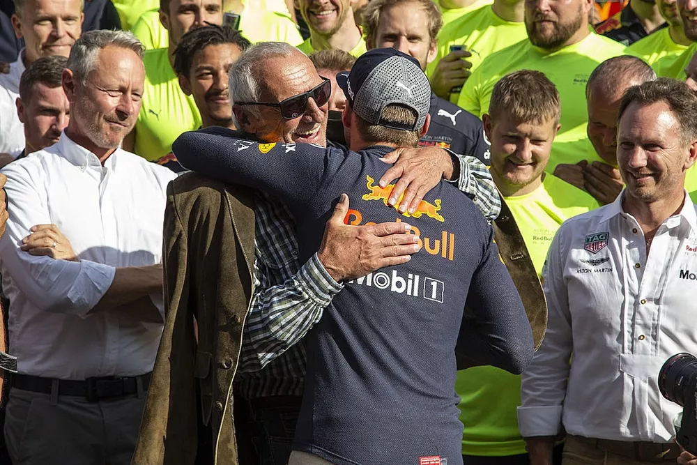 Le vainqueur Max Verstappen, Red Bull Racing f&ecirc;te la victoire avec Dietrich Mateschitz, PDG et cofondateur de Red Bull