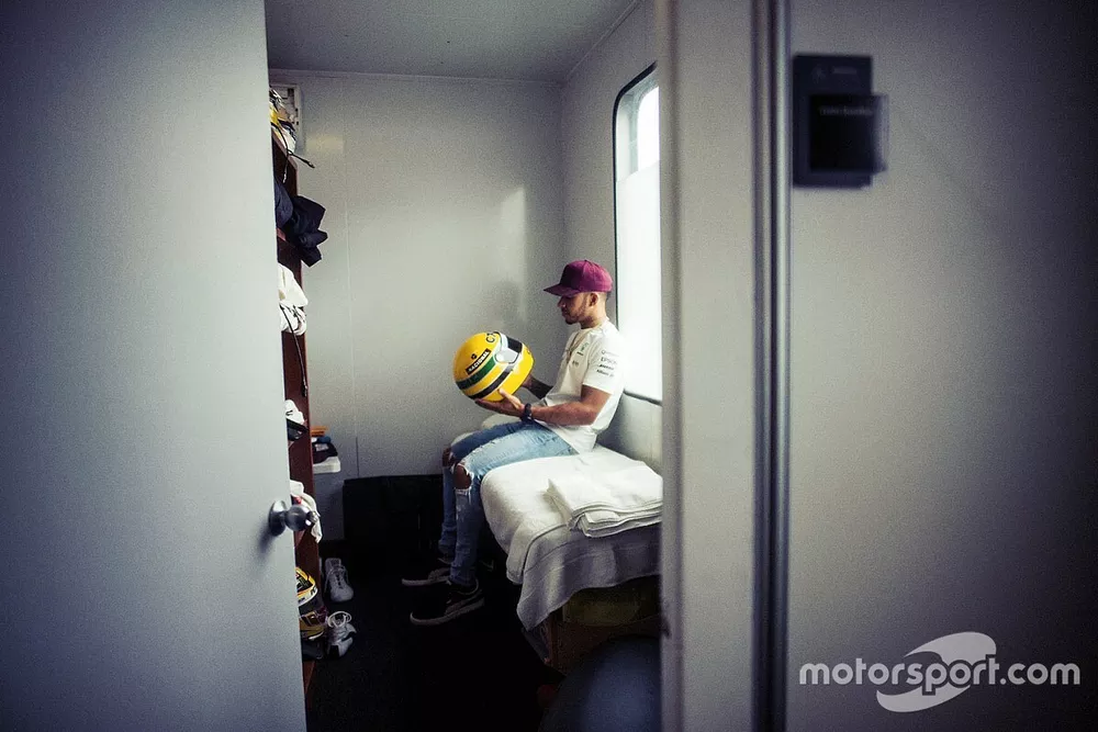Lewis Hamilton, Mercedes-Benz con el casco de Ayrton Senna