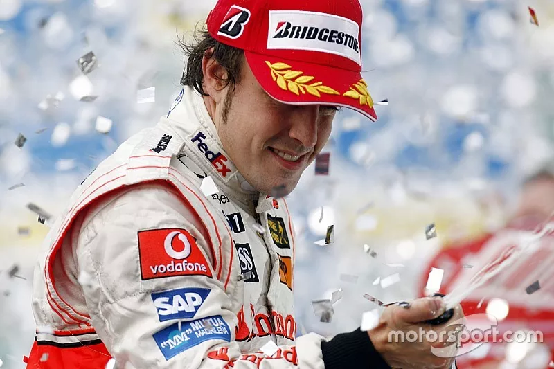 Fernando Alonso, McLaren MP4-22, derde op het podium