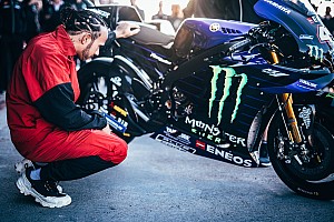 ¿Se cayó Hamilton de la Yamaha en el intercambio con Rossi?