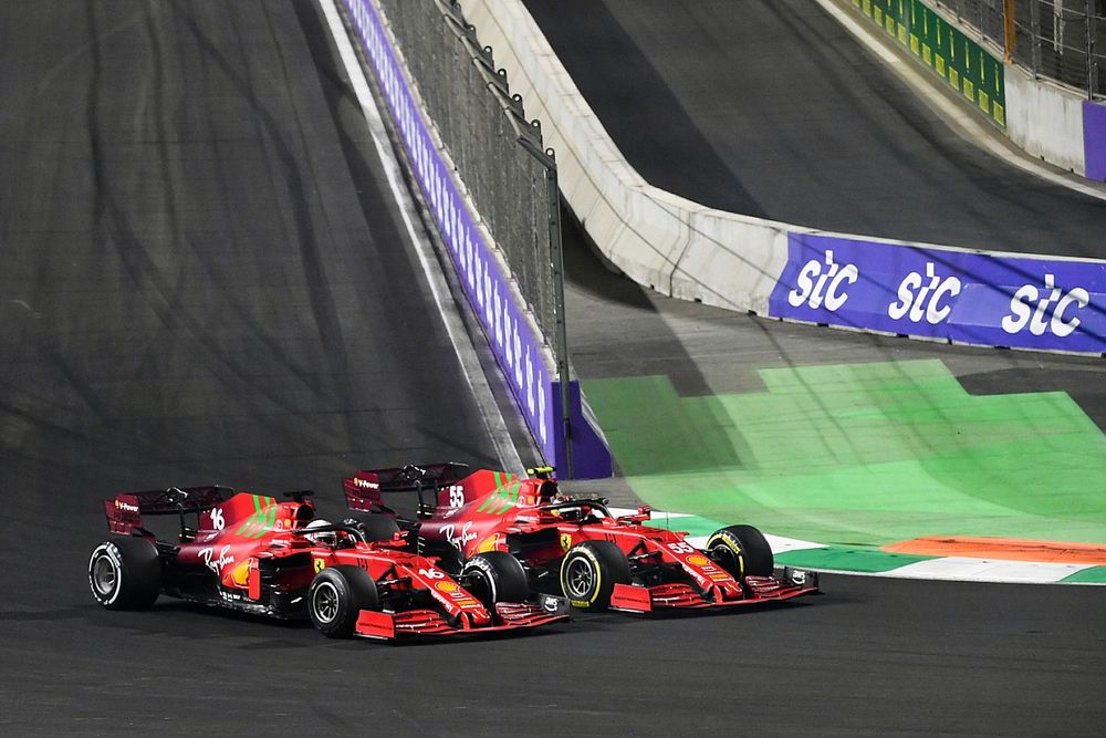Charles Leclerc, Ferrari SF21, lucha con Carlos Sainz Jr., Ferrari SF21
