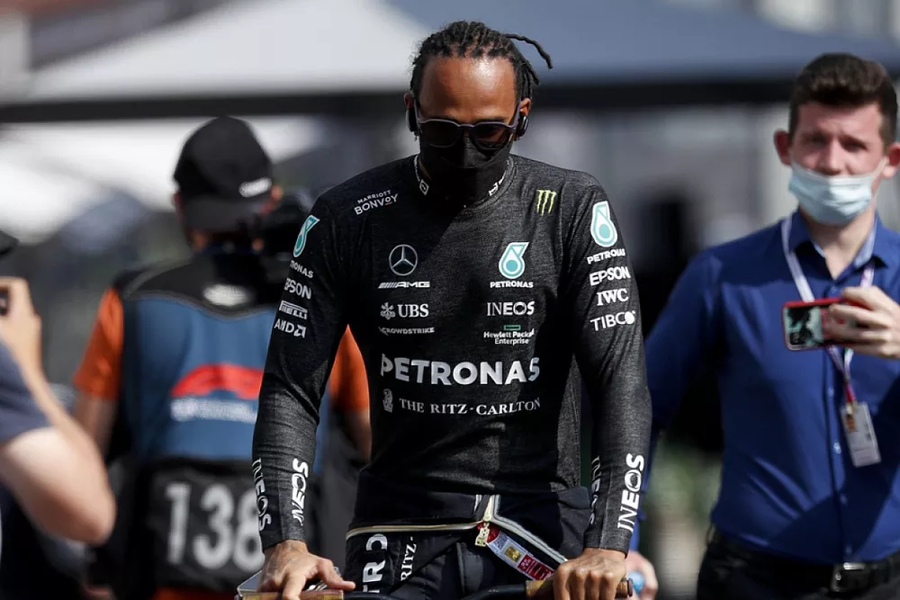 Lewis Hamilton, Mercedes, en bicicleta