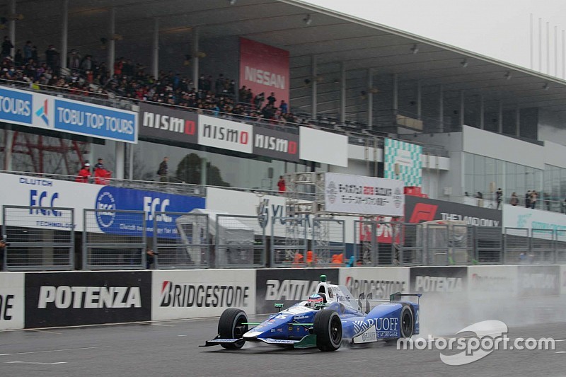 佐藤琢磨、インディ500仕様マシンで雨の鈴鹿を激走