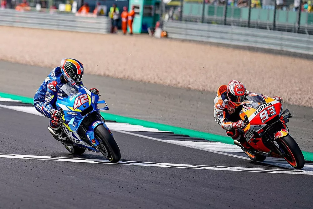 Le vainqueur Alex Rins, Team Suzuki MotoGP, et le second Marc Marquez, Repsol Honda Team, franchissent la ligne d'arriv&eacute;e