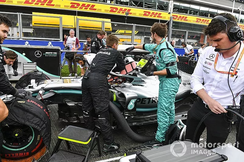 Mercedes mechanics and engineers make preparations on the grid