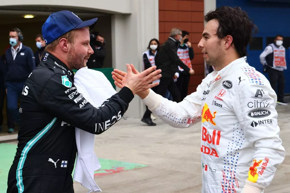 Le vainqueur Valtteri Bottas, Mercedes, est f&eacute;licit&eacute; par le troisi&egrave;me Sergio Perez, Red Bull Racing, dans le parc ferm&eacute;