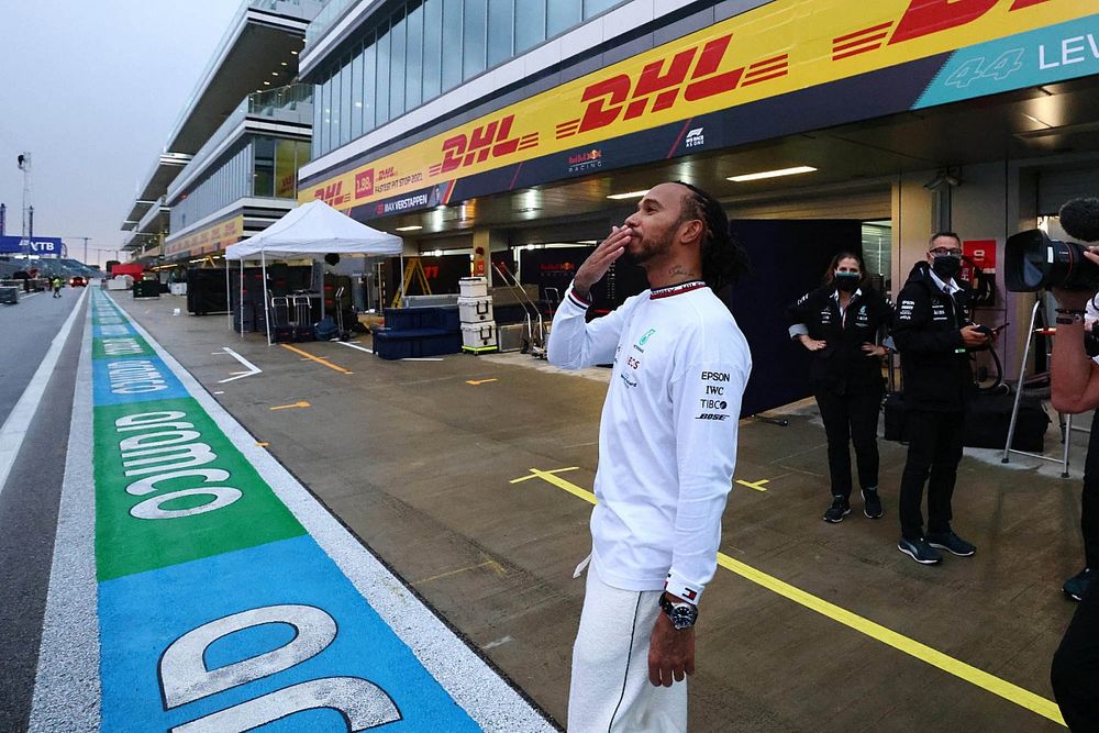 Lewis Hamilton, Mercedes, 1&ordf; posici&oacute;n, saluda a los aficionados tras la carrera
