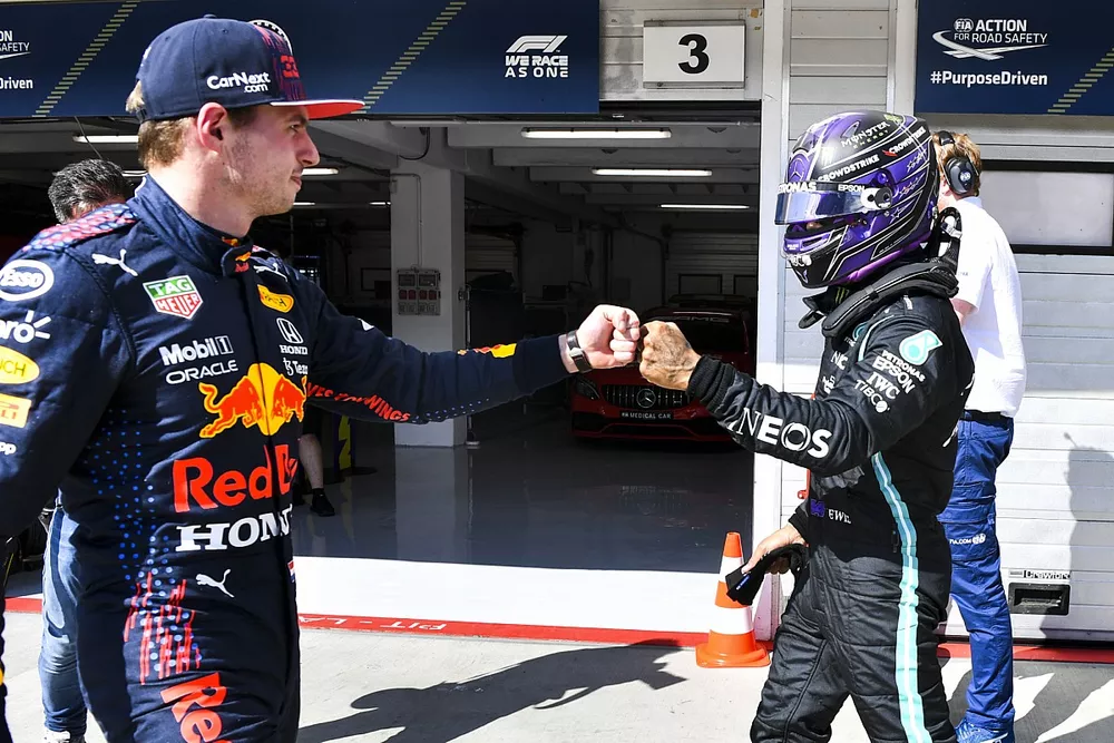 Le poleman Lewis Hamilton, Mercedes, et Max Verstappen, Red Bull Racing, se f&eacute;licitent dans le parc ferm&eacute;