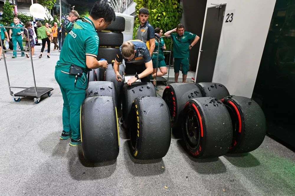 Des ing&eacute;nieurs Pirelli et Aston Martin contr&ocirc;lent un pneu