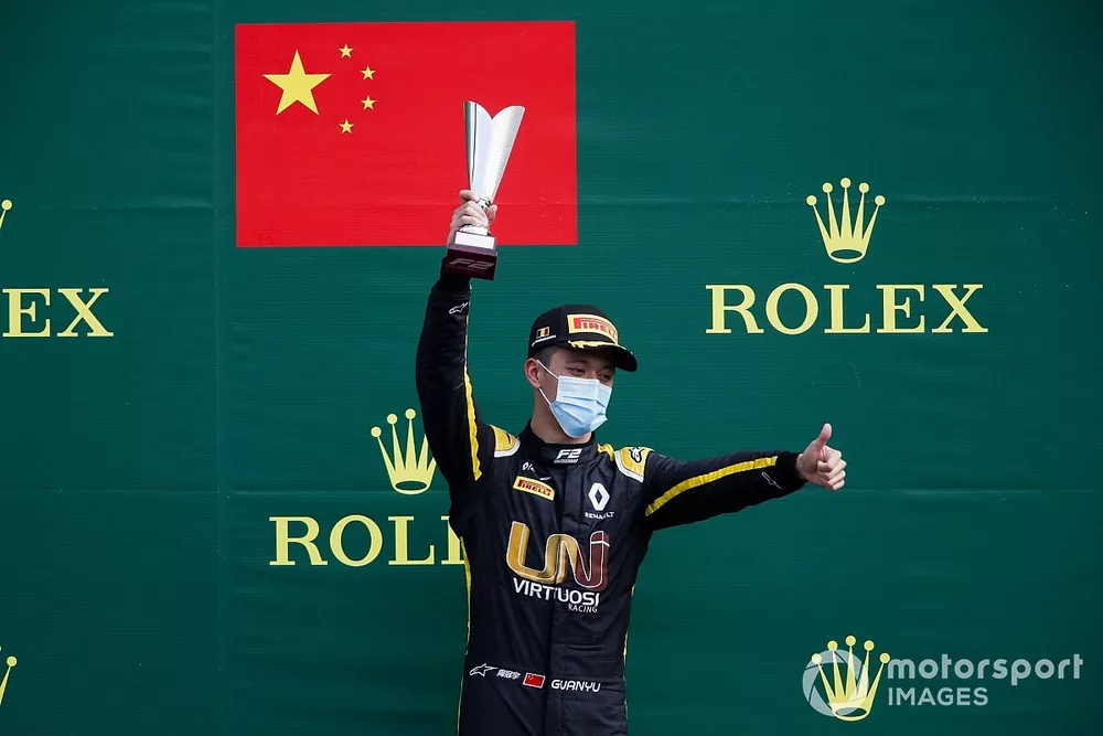 Mick Schumacher, Prema Racing, Le vainqueur Robert Shwartzman, Prema Racing et Guanyu Zhou, UNI-Virtuosi f&ecirc;tent sur le podium avec le Champagne