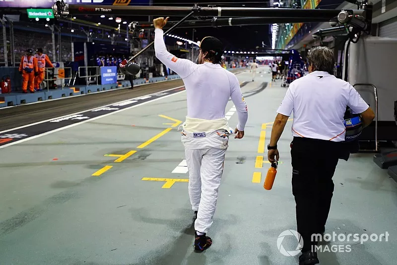 Fernando Alonso, McLaren, saluda a la multitud desde el pit lane
