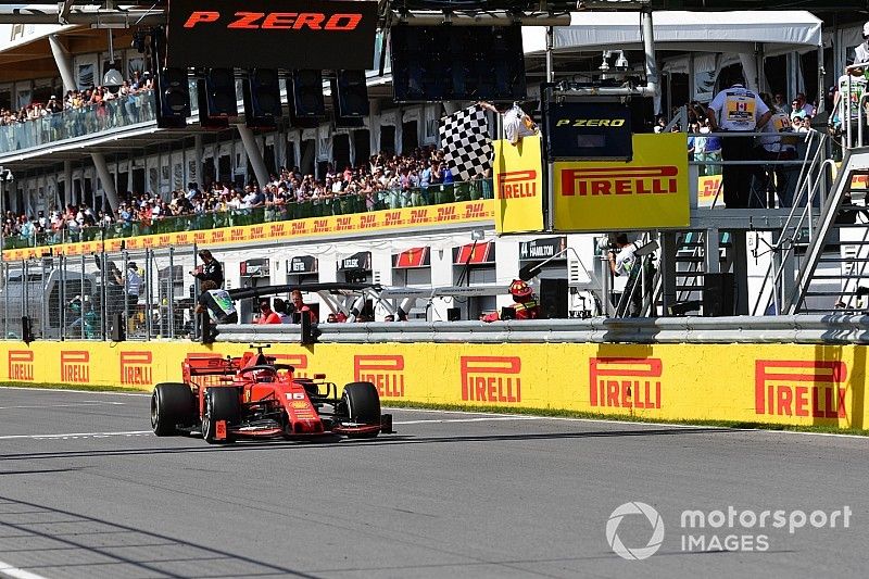 Le troisième, Charles Leclerc, Ferrari SF90, passe sous le drapeau à damier