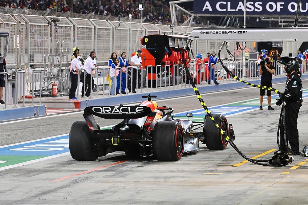 Max Verstappen, Red Bull Racing RB18, retires