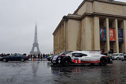 Romain Dumas a fait rouler la Porsche 919 dans Paris !