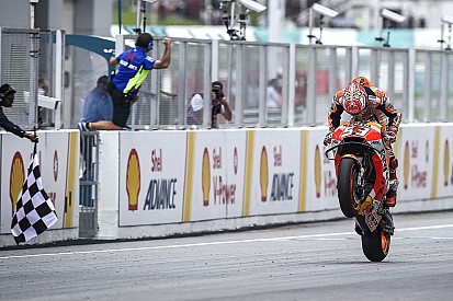 Rossi cai no final e Márquez vence GP da Malásia