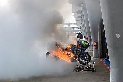 La Suzuki de Rins se prendió fuego en el pit lane de Sepang